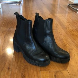 Ankle leather booties, chunky with small heel!